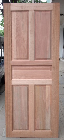 ประตูไม้เต็งแดง D1003 ขนาด 80x200ซม. ใช้ภายนอกและภายในได้ ด้วยแบบที่ไม่ตกยุคจึงเป็นที่นิยม